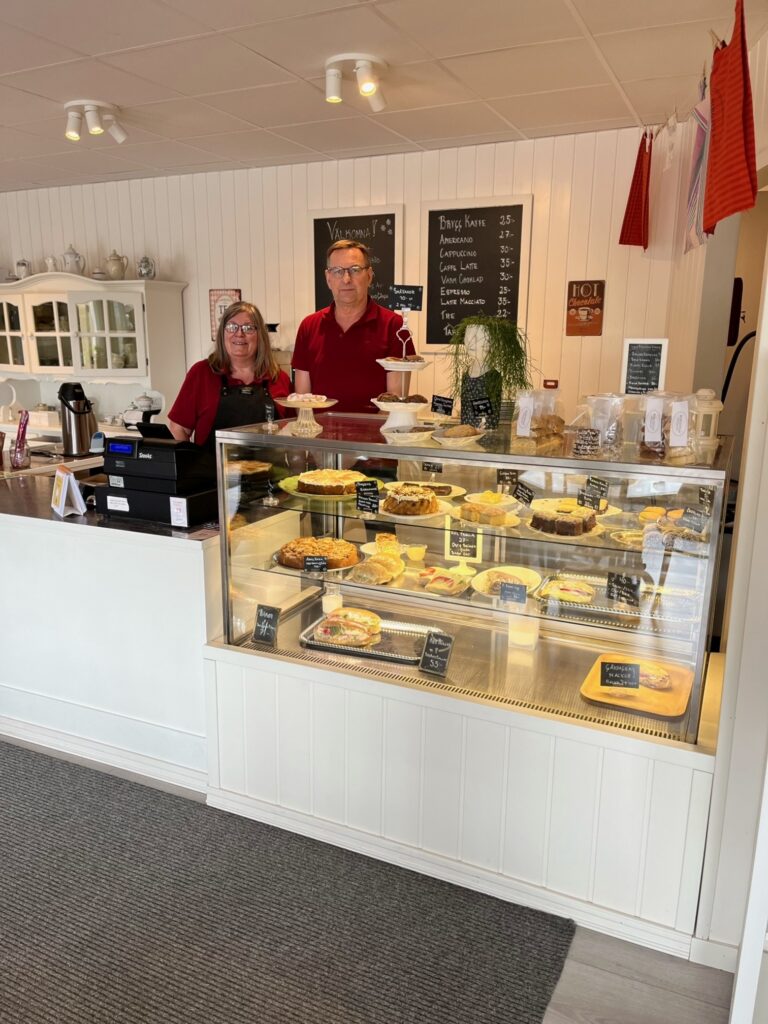 Birgitta och medarbetare bakom cafédisken med hembakat fikabröd i Saxemara
