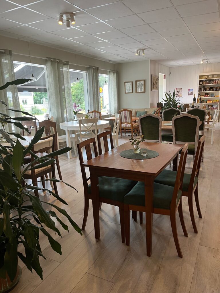 Ljus cafélokal med bord och stolar hos Birgittas Café i Saxemara