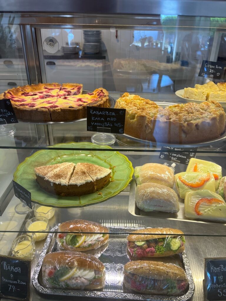 Cafédisk med pajer, kakor och nybredda baguetter