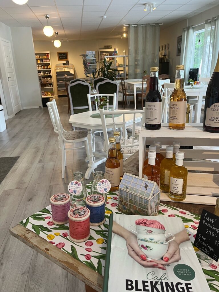 Doftljus, dryck och boken Café Blekinge i Birgittas lanthandel